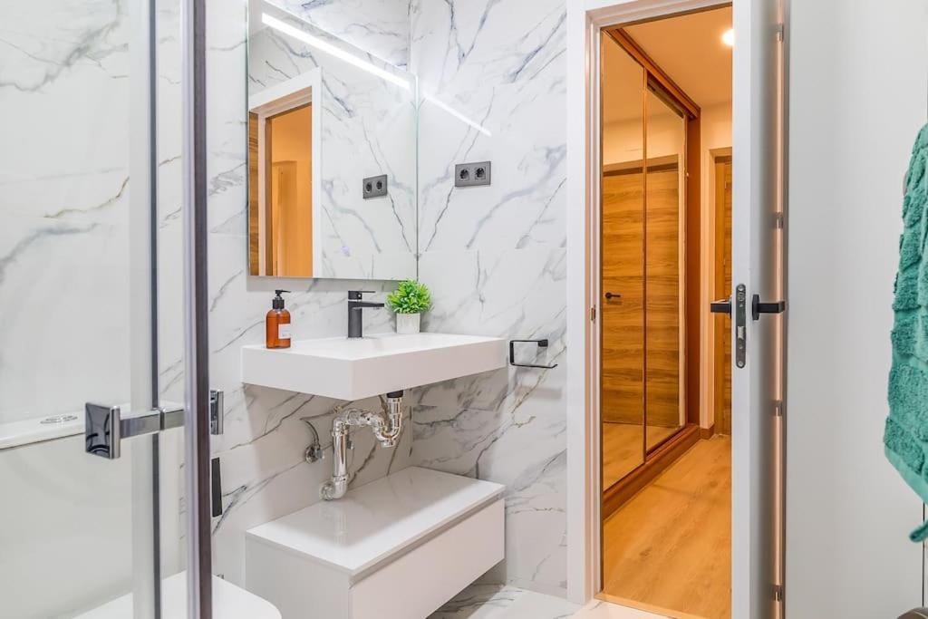Apartamento Reformado Y Tranquilo Junto A Gran Via Madrid Exterior photo